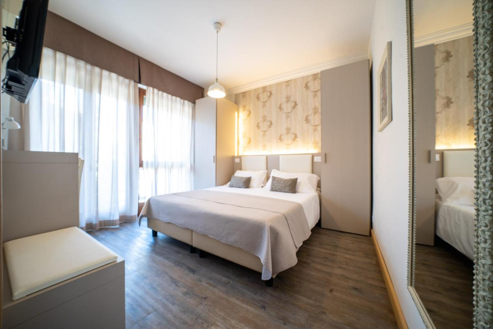 B City Hotel Bardolino Kültér fotó