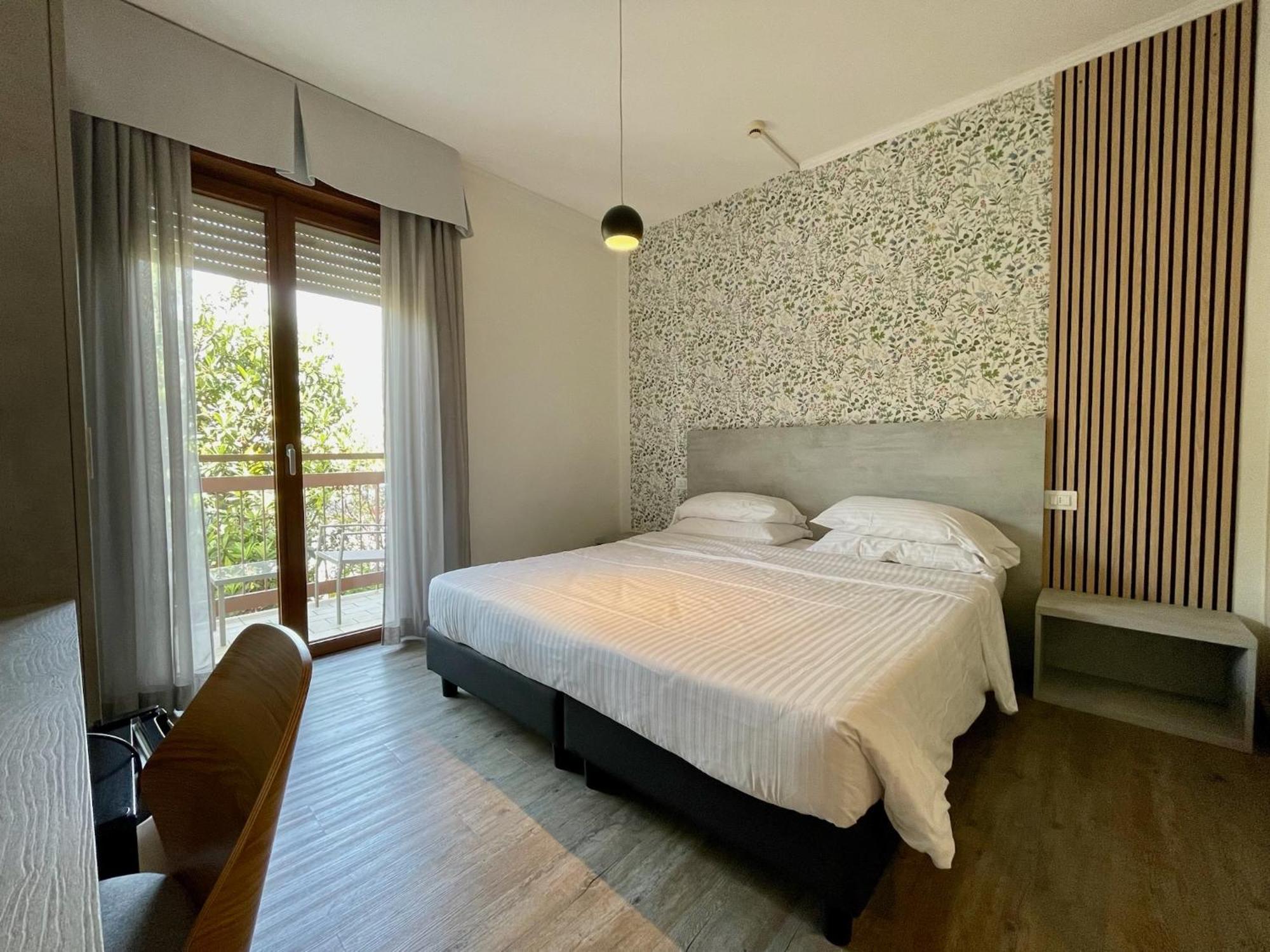 B City Hotel Bardolino Kültér fotó